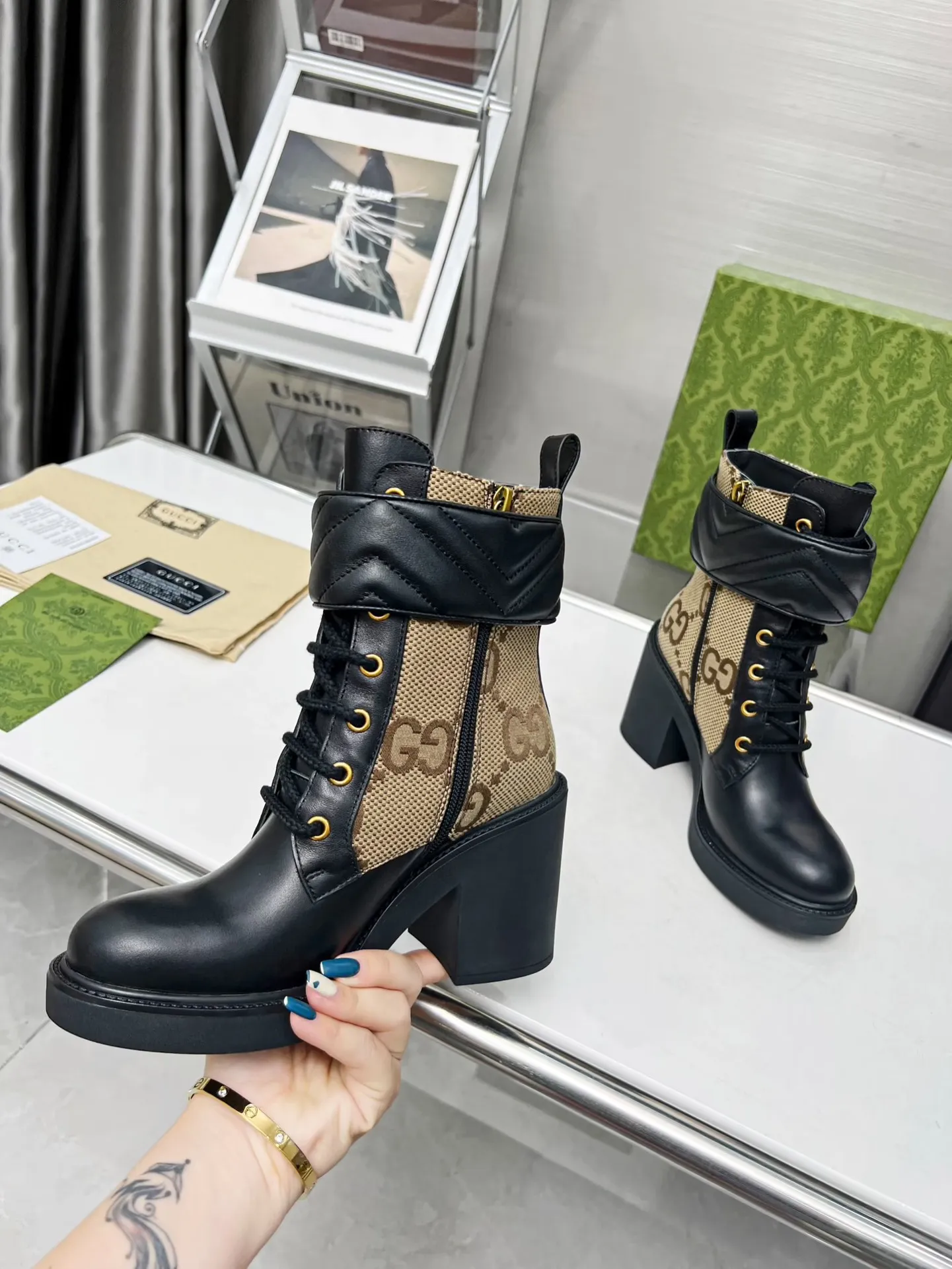👟👟Ex-factory price 560👟👟 Autumn and winter GUCCI double G ankle boots with original open mold and electric embroidery magic belt khaki GG canvas logo elements, full of high-end feel. The side zipper is super easy to put on and take off. Fabric: cowhide. Lining/foot pad: cowhide. TPU outsole. Heel height 8cm. Size: 35-42#.